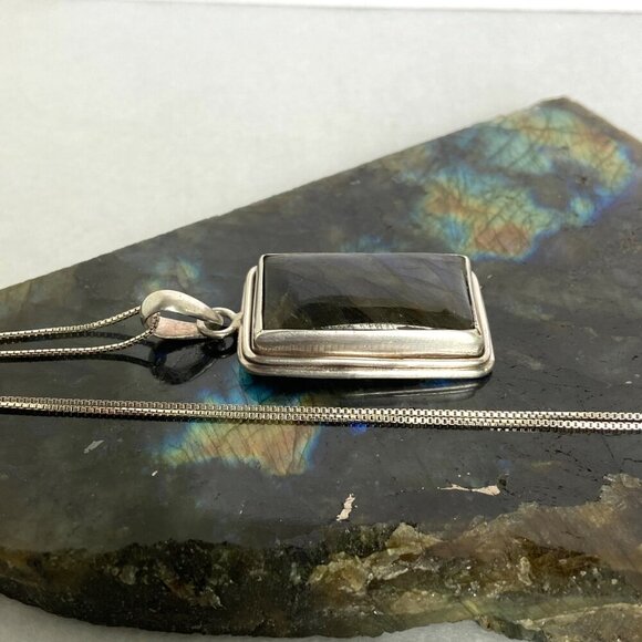 Sterling Silver 925 Bezel Set Blue Flash Labradorite Pendant Necklace 18" Chain - Picture 7 of 16